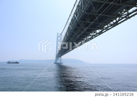 海峡を進む貨物船と見上げる大吊り橋の情景 海峡を進む貨物船と見上げる大吊り橋の情景 141105216