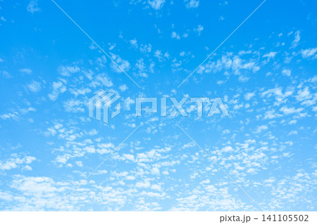 青空と白い雲 141105502