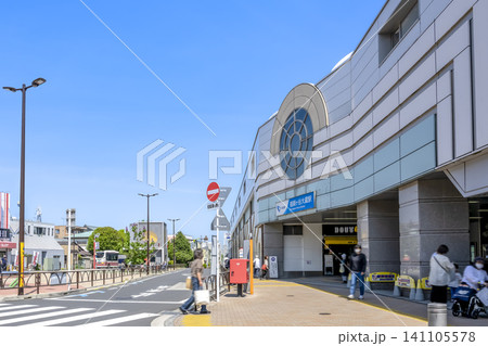 東京都世田谷区の都市風景 祖師ヶ谷大蔵駅の駅前 東京都世田谷区の都市風景 祖師ヶ谷大蔵駅の駅前 141105578