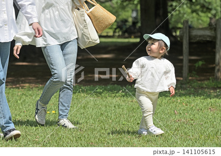 若い父母と歩く小さな子ども 若い父母と歩く小さな子ども 141105615