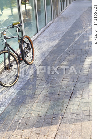 木漏れ日と置き去りの自転車 木漏れ日と置き去りの自転車 141105628