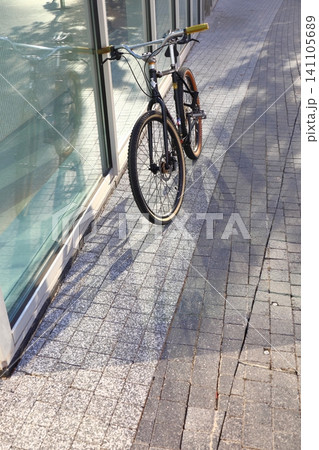 木漏れ日と置き去りの自転車 木漏れ日と置き去りの自転車 141105689