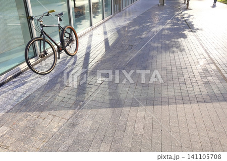 木漏れ日と置き去りの自転車 木漏れ日と置き去りの自転車 141105708