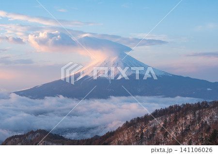 三つ峠から望む早朝の富士山と眼下に広がる雲海 三つ峠から望む早朝の富士山と眼下に広がる雲海 141106026