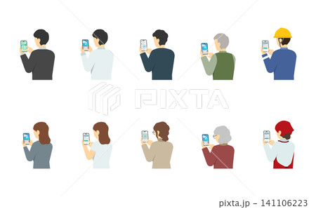 フラットイラスト：いろんなアプリをスマートフォンで操作する人セット(上半身) 141106223
