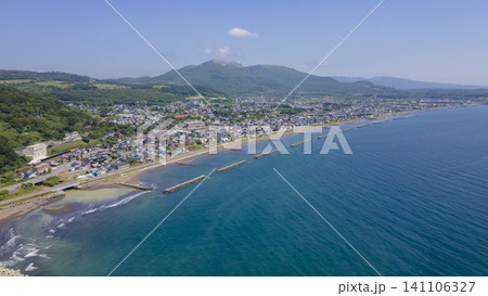 北海道洞爺湖町　市街地と有珠山 141106327
