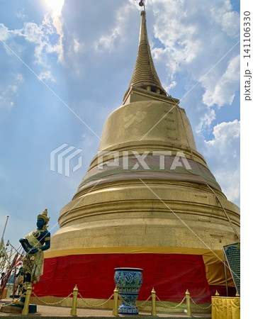 タイの寺院にある仏塔と青い空 141106330