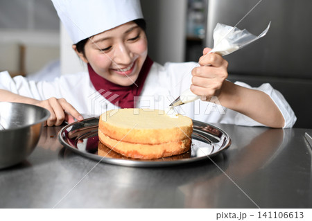 アジア人の女性パティシエがケーキを仕上げるイメージ 141106613