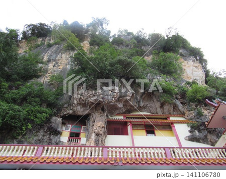 崖にめり込むように建てられたイポーのナムテアントン寺院 崖にめり込むように建てられたイポーのナムテアントン寺院 141106780