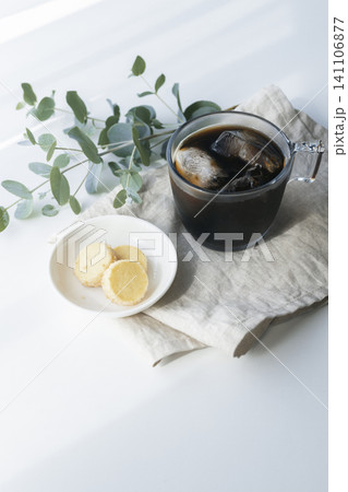 木漏れ日の中で楽しむアイスコーヒーとユーカリ 夏のおうちカフェイメージ 木漏れ日の中で楽しむアイスコーヒーとユーカリ 夏のおうちカフェイメージ 141106877
