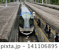 観光特急「しまかぜ」に乗り込む乗務員（賢島駅） 141106895