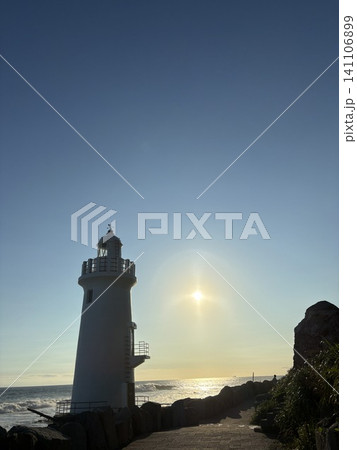 夕日を浴びる灯台 夕日を浴びる灯台 141106899