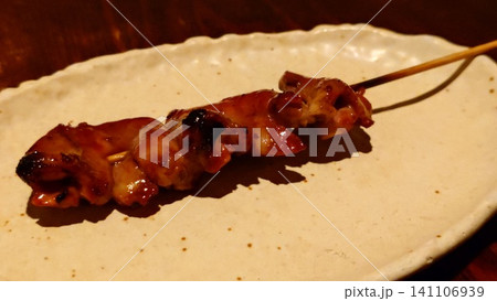 炭火で焼いた新鮮な鶏ハツの串焼き 141106939