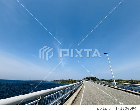 角島大橋を渡るドライブ風景 青い海と一本道 山口県 角島大橋を渡るドライブ風景 青い海と一本道 山口県 141106994