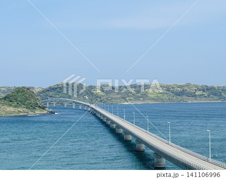 エメラルドの海にかかる角島大橋 山口県の絶景 エメラルドの海にかかる角島大橋 山口県の絶景 141106996
