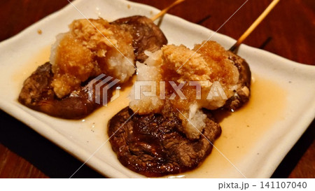 炭火で焼いた椎茸の串焼き、たっぷり大根おろし添え 炭火で焼いた椎茸の串焼き、たっぷり大根おろし添え 141107040