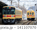香椎花園前駅で行き違う7050形電車と600形電車(西鉄) 香椎花園前駅で行き違う7050形電車と600形電車(西鉄) 141107070