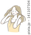 笑顔で髪をかきあげる女性 141107304