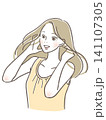 笑顔で髪をかきあげる女性 141107305