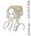頬に手を当て微笑む女性 141107306