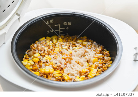 炊飯器で炊き上げた香ばしい焼きとうもろこしご飯 炊飯器で炊き上げた香ばしい焼きとうもろこしご飯 141107337
