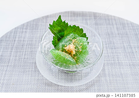 薬味が添えられたヘルシーな青海苔の刺身こんにゃく 薬味が添えられたヘルシーな青海苔の刺身こんにゃく 141107385