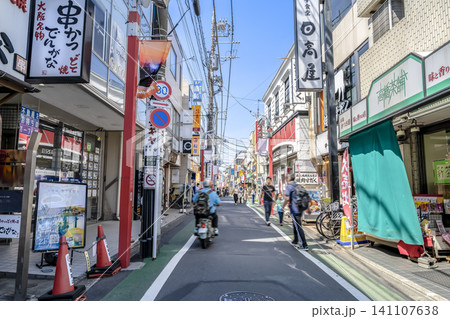 東京都世田谷区の都市風景 祖師ヶ谷大蔵のウルトラマン商店街 東京都世田谷区の都市風景 祖師ヶ谷大蔵のウルトラマン商店街 141107638