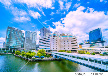 日本の横浜都市景観連節バス…梅雨の晴…横浜駅東口。そごう横浜店やBSブルー、横浜駅(右奥)などを望む 日本の横浜都市景観連節バス…梅雨の晴…横浜駅東口。そごう横浜店やBSブルー、横浜駅(右奥)などを望む 141107840