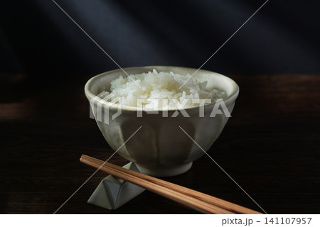 茶碗に盛られた白ごはん・白米・米 茶碗に盛られた白ごはん・白米・米 141107957