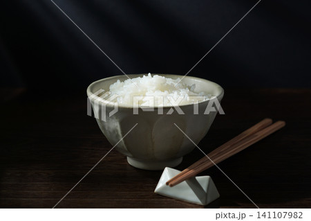茶碗に盛られた白ごはん・白米・米 茶碗に盛られた白ごはん・白米・米 141107982