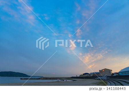 大蔵海岸から見る夕空と海辺の風景 大蔵海岸から見る夕空と海辺の風景 141108443