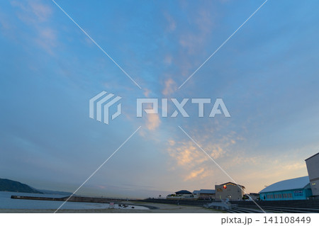大蔵海岸から見る夕空と海辺の風景 大蔵海岸から見る夕空と海辺の風景 141108449