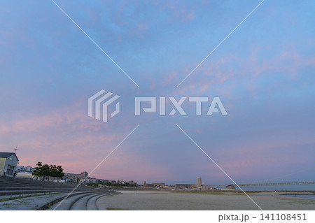 大蔵海岸から見る夕空と海辺の風景 141108451