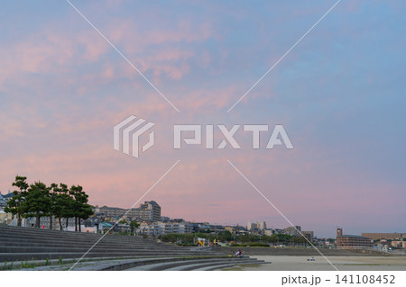 大蔵海岸から見る夕空と海辺の風景 141108452