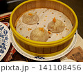 上海のレストランの蟹粉小籠包（蟹の小籠包）と蒸篭 141108456
