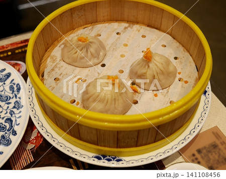 上海のレストランの蟹粉小籠包(蟹の小籠包)と蒸篭 上海のレストランの蟹粉小籠包(蟹の小籠包)と蒸篭 141108456