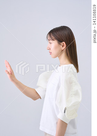 手をかざす若い女性 手をかざす若い女性 141108819