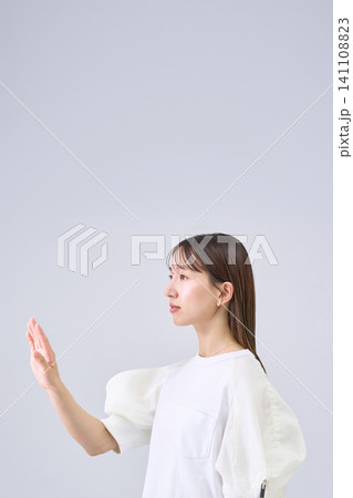 手をかざす若い女性 手をかざす若い女性 141108823
