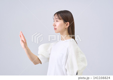 手をかざす若い女性 手をかざす若い女性 141108824