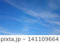 青空に白い雲 141109664