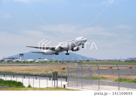 出雲空港を離陸する日本航空ボーイング767旅客機(ローキー) 出雲空港を離陸する日本航空ボーイング767旅客機(ローキー) 141109693