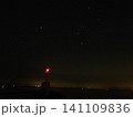 星空と海に浮かぶ灯台 141109836