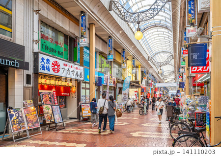 活気ある新小岩ルミエール商店街のアーケード風景 活気ある新小岩ルミエール商店街のアーケード風景 141110203