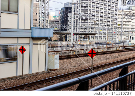 線路と都会のビル群 鉄道標識と駅ホームの風景 線路と都会のビル群 鉄道標識と駅ホームの風景 141110727