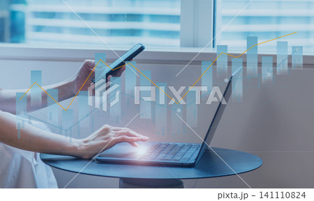 投資と資産運用のイメージ スマホとノートパソコンでチャートを確認する女性 テクニカル分析と市場予測 投資と資産運用のイメージ スマホとノートパソコンでチャートを確認する女性 テクニカル分析と市場予測 141110824