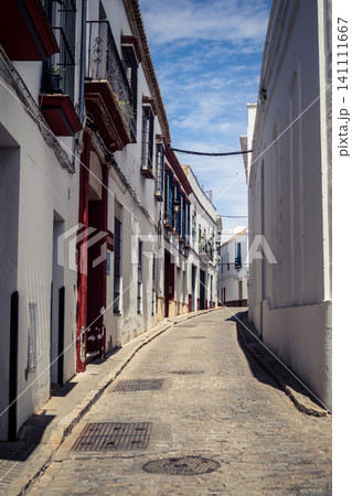 Traditional white-washed narrow streets and historical Andalusian architecture in Carmona 141111667