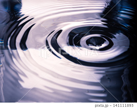 334.Bluish-Purple Ripples from Droplet Impact 334.Bluish-Purple Ripples from Droplet Impact 141111893