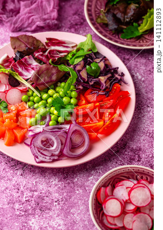 Ketogenic bowl with vegetables and salmon Ketogenic bowl with vegetables and salmon 141112893
