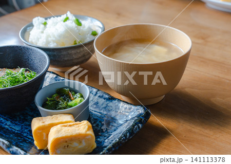 木のテーブルで提供される和朝食 木のテーブルで提供される和朝食 141113378