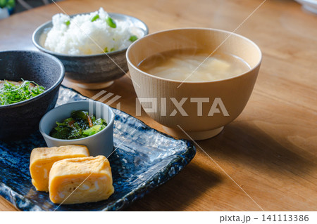 木のテーブルで提供される和朝食 木のテーブルで提供される和朝食 141113386